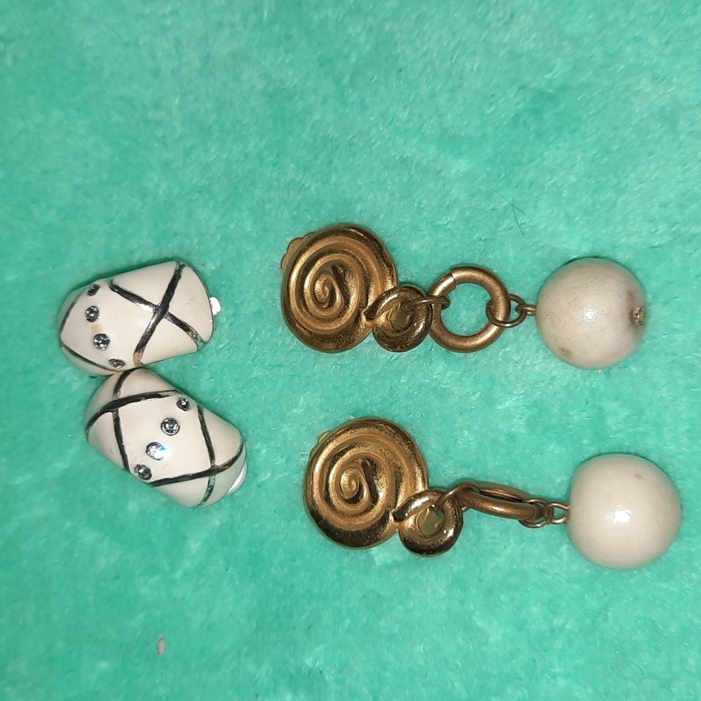 Elegant Vintage 2 Pairs Silver & White, Brassy Gold color Clips - Picture 1 of 7